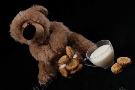 玩具熊与饼干牛奶图片