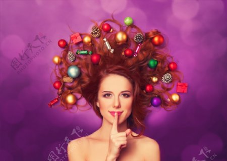 圣诞物品装饰头发的美女图片