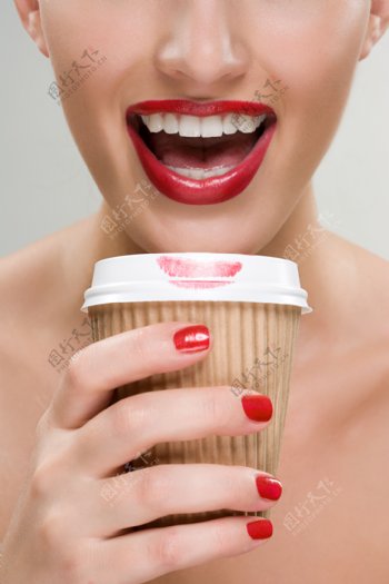 喝咖啡的女性图片
