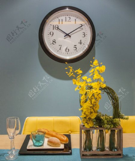 北欧时尚餐桌黄色盆景设计图