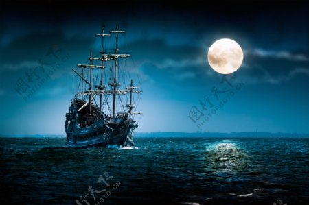 夜晚海上轮船图片
