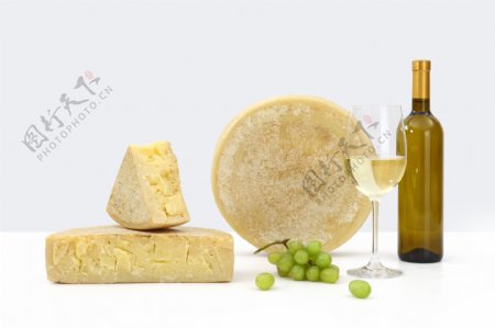 干白葡萄酒与奶酪图片