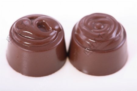 两个圆形巧克力图片