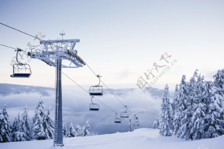唯美雪地缆车风景图片