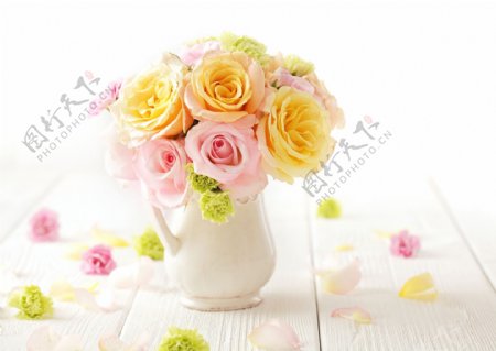 粉色黄色的玫瑰花和花瓶