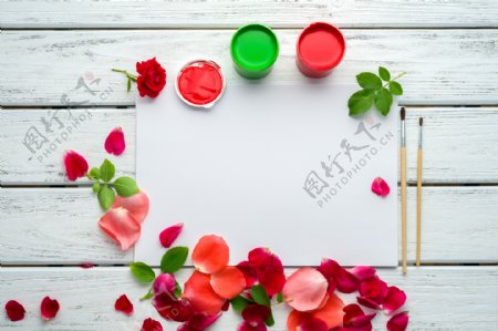 木板上的花瓣画笔纸张