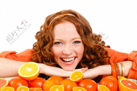 快乐美女与一堆橙子图片
