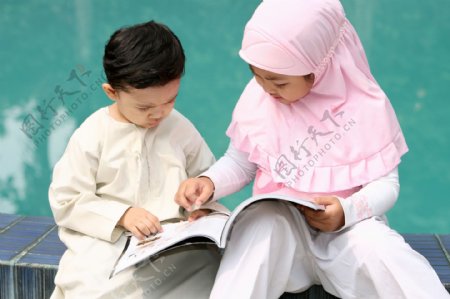 看书的阿拉伯儿童图片