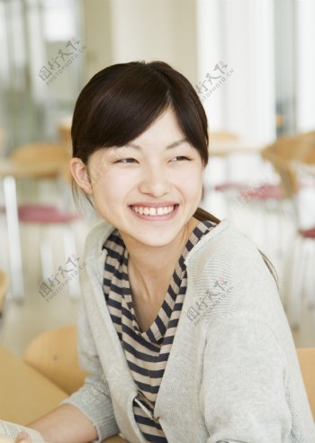 开心微笑的美女大学生图片