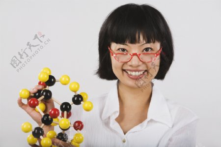 手拿化学分子式模型的女人图片