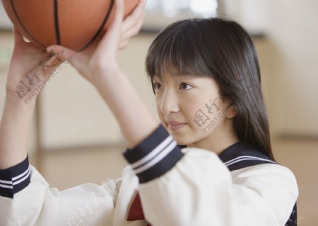 打篮球的高中美女图片