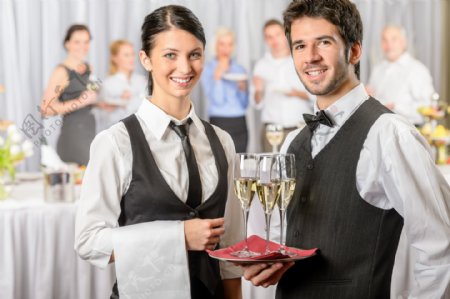 餐厅端着酒的完美服务人员图片