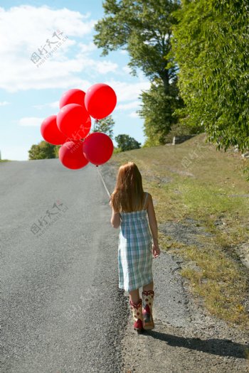 拿着红气球的女孩图片