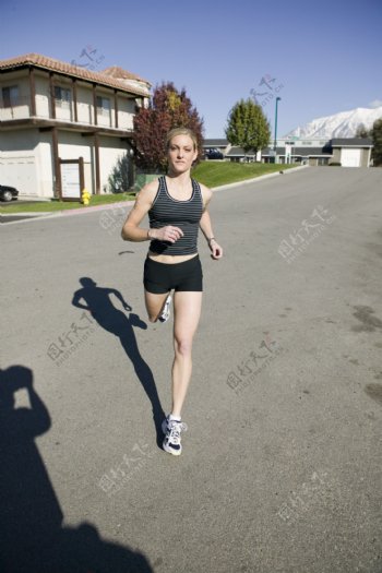 马路上跑步的女人图片