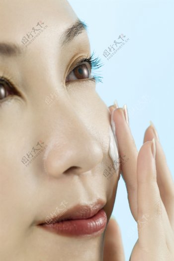 涂护肤霜的女人图片图片