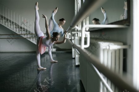 训练芭蕾舞的女性演员图片