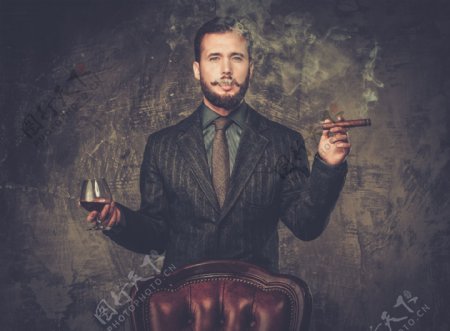 抽雪茄喝红酒的男士图片