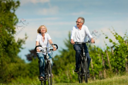 野外骑自行车的老年夫妇图片