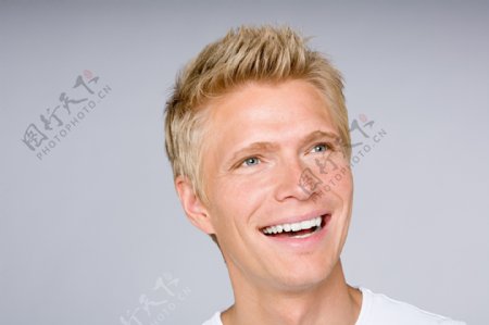 微笑阳光帅气的外国男性图片
