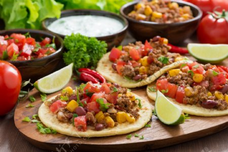 菜板上的墨西哥食物图片