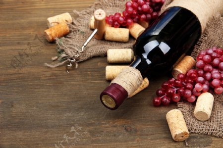 木板上的红酒和葡萄图片