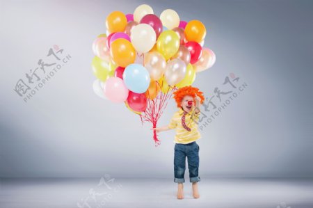 拿气球的小丑小男孩图片