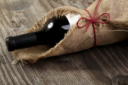 麻布包裹的瓶装葡萄酒图片