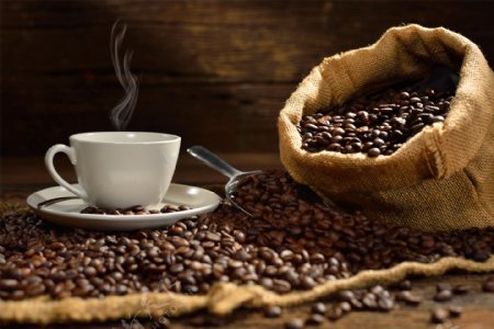 热腾腾的咖啡与咖啡豆图片