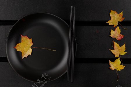 炒锅和枫叶和筷子图片