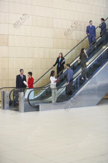 乘电梯的职业人物图片