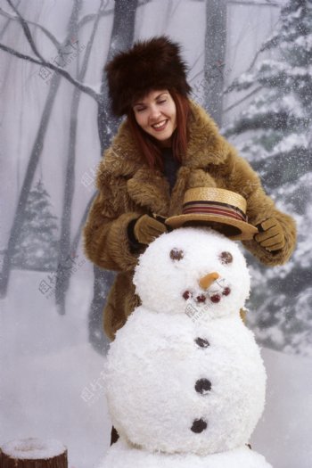 堆雪人的时尚美女图片