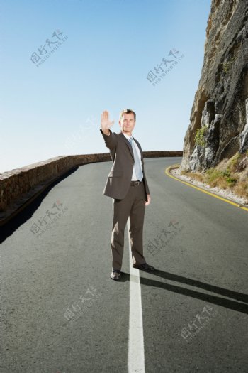站立在高速公路上的男人图片