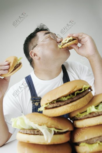 吃汉堡的男人图片