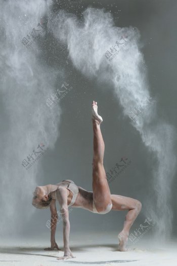 面粉里跳舞的性感女人图片