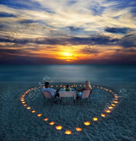 海边的浪漫情侣图片