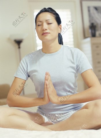打坐练瑜珈的美女图片