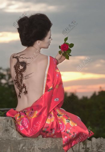 背部纹身的日本女人图片