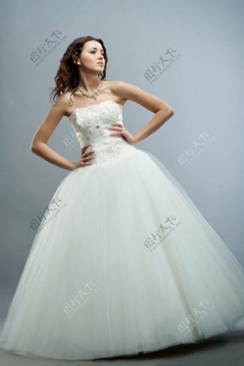 公主蓬蓬裙婚纱图片