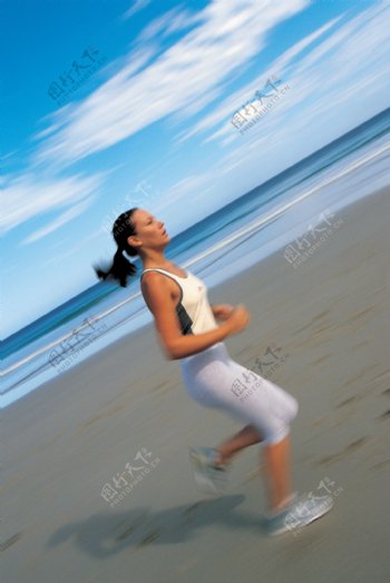 沙滩上跑步的美女
