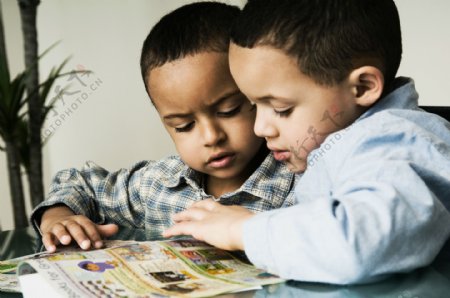 看书的外国小孩图片