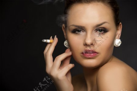 抽烟的女人图片