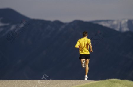 正在跑步的男人图片