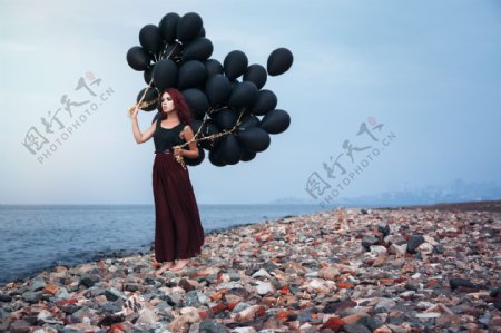海边拿气球的美女图片