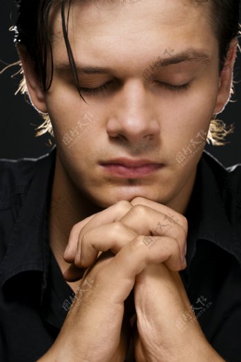正在祈祷的男人图片