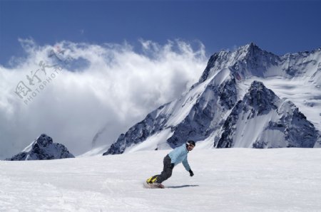 冰雪运动人物与巍峨的雪山背景