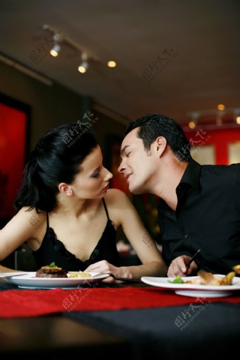 亲吻情侣与美食图片