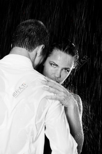 雨中拥抱的夫妻图片