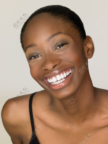 开心笑容的黑人女性图片