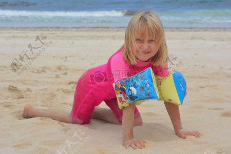 趴在沙滩上的女孩