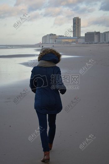 在沙滩上行走的女人